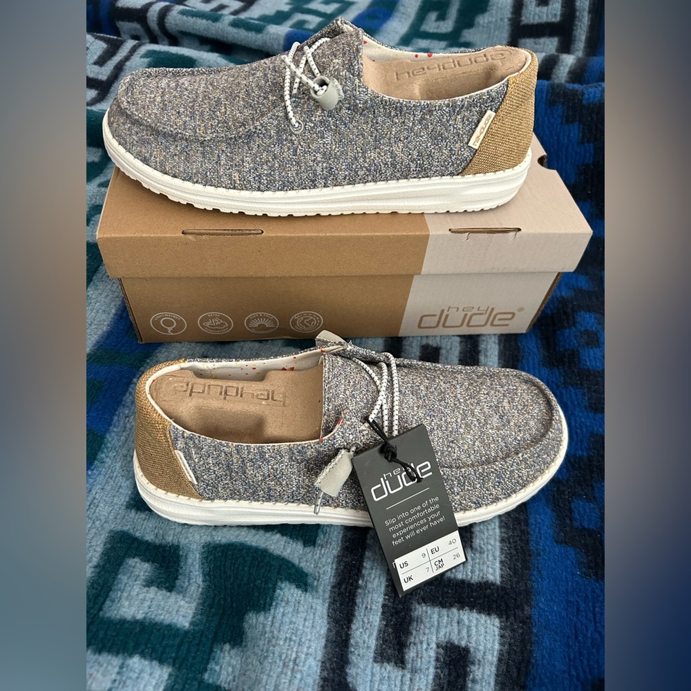 Hey Dude sz 9 Textured mustard mix Loafers